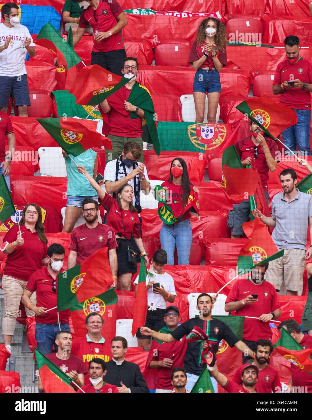 München, Deutschland. Juni 2021. Deutsche und portugiesische Fans in der Allianz Arena Tribüne im Gruppe-F-Spiel PORTUGAL - DEUTSCHLAND 2-4 bei der Fußball-UEFA-Europameisterschaft 2020 in der Saison 2020/2021 am 19. Juni 2021 in München, Deutschland. © Peter Schatz / Alamy Live News Stockfoto