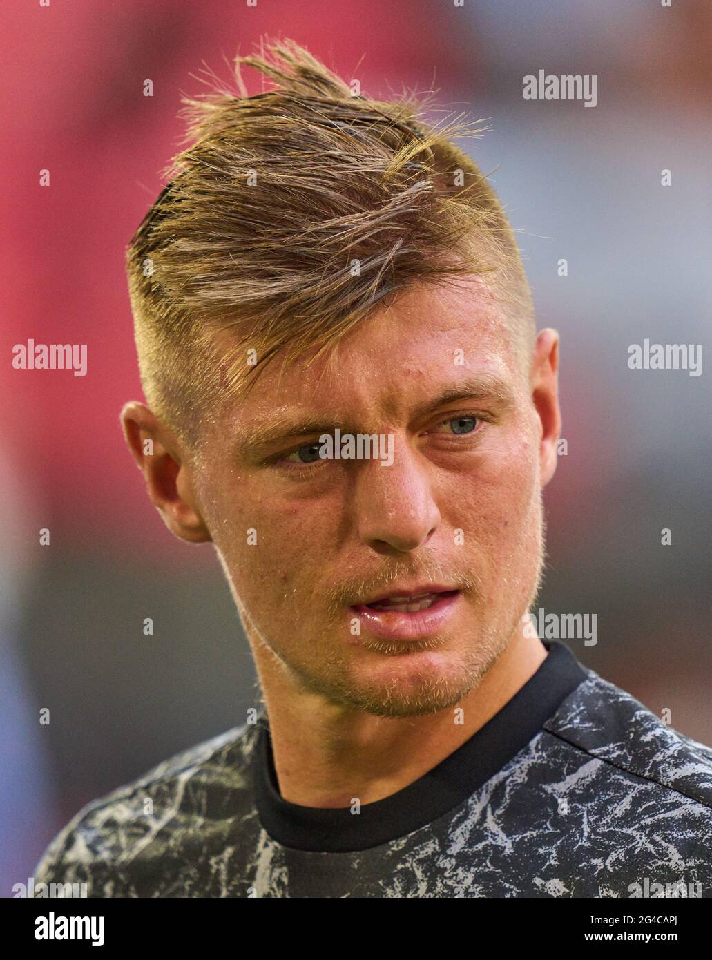 München, Deutschland. Juni 2021. Toni Kroos, DFB 8 Halbformat, Porträt, eine Person, Single, Aktion, Einzelbild, angestelltes Einzelmotiv, Halbfigur, halbe Figur, Im Gruppe-F-Spiel PORTUGAL - DEUTSCHLAND 2-4 bei der Fußball-UEFA-Europameisterschaft 2020 in der Saison 2020/2021 am 19. Juni 2021 in München, Deutschland. © Peter Schatz / Alamy Live News Stockfoto