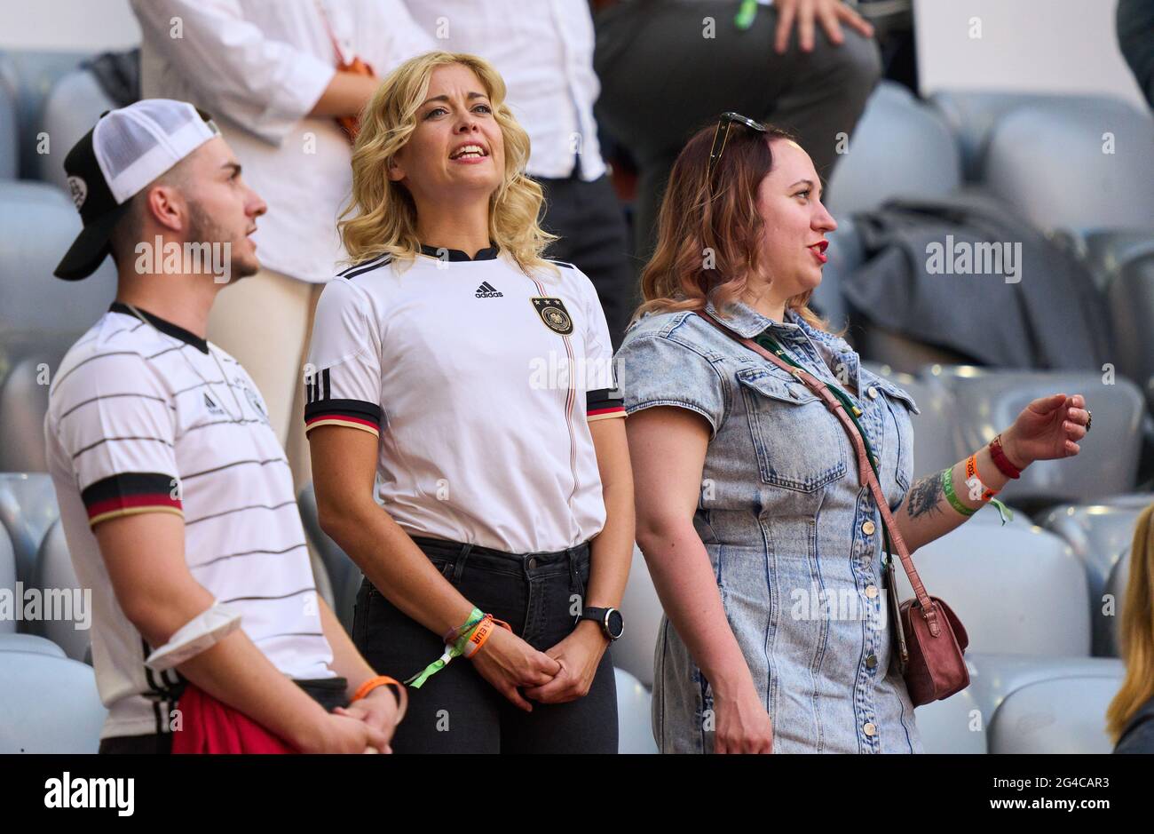 München, Deutschland. Juni 2021. Deutsche und portugiesische Fans auf der Allianz Arena Tribüne im Gruppe-F-Spiel PORTUGAL - DEUTSCHLAND 2-4 bei der Fußball-UEFA-Europameisterschaft 2020 in der Saison 2020/2021 am 19. Juni 2021 in München, Deutschland. © Peter Schatz / Alamy Live News Stockfoto