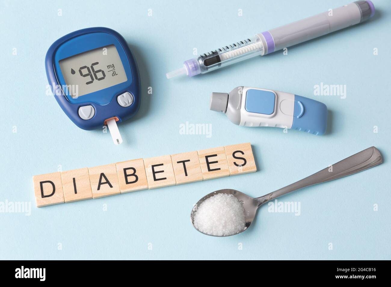 Behandlung und Kontrolle von Diabetes Konzept. Glucometer, Löffel mit Zucker. Stockfoto