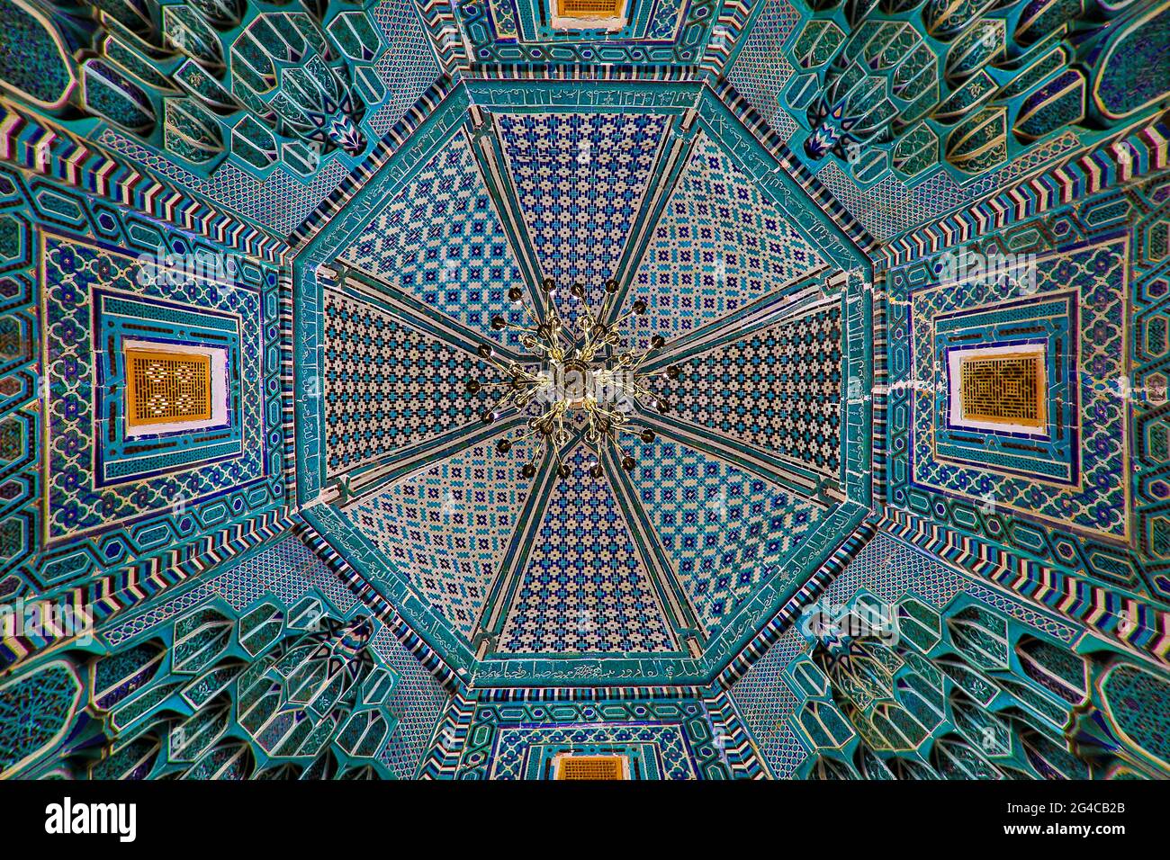 Geflieste Decke des Mausoleums auf dem historischen Friedhof von Shahi Zinda in Samarkand, Usbekistan Stockfoto
