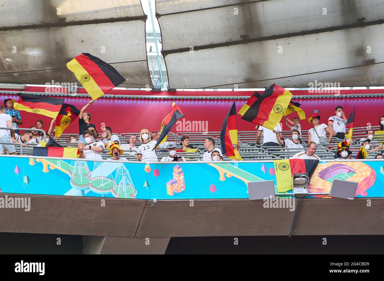 München, Deutschland. Juni 2021. Deutsche und portugiesische Fans in der Allianz Arena Tribüne im Gruppe-F-Spiel PORTUGAL - DEUTSCHLAND 2-4 bei der Fußball-UEFA-Europameisterschaft 2020 in der Saison 2020/2021 am 19. Juni 2021 in München, Deutschland. © Peter Schatz / Alamy Live News Stockfoto