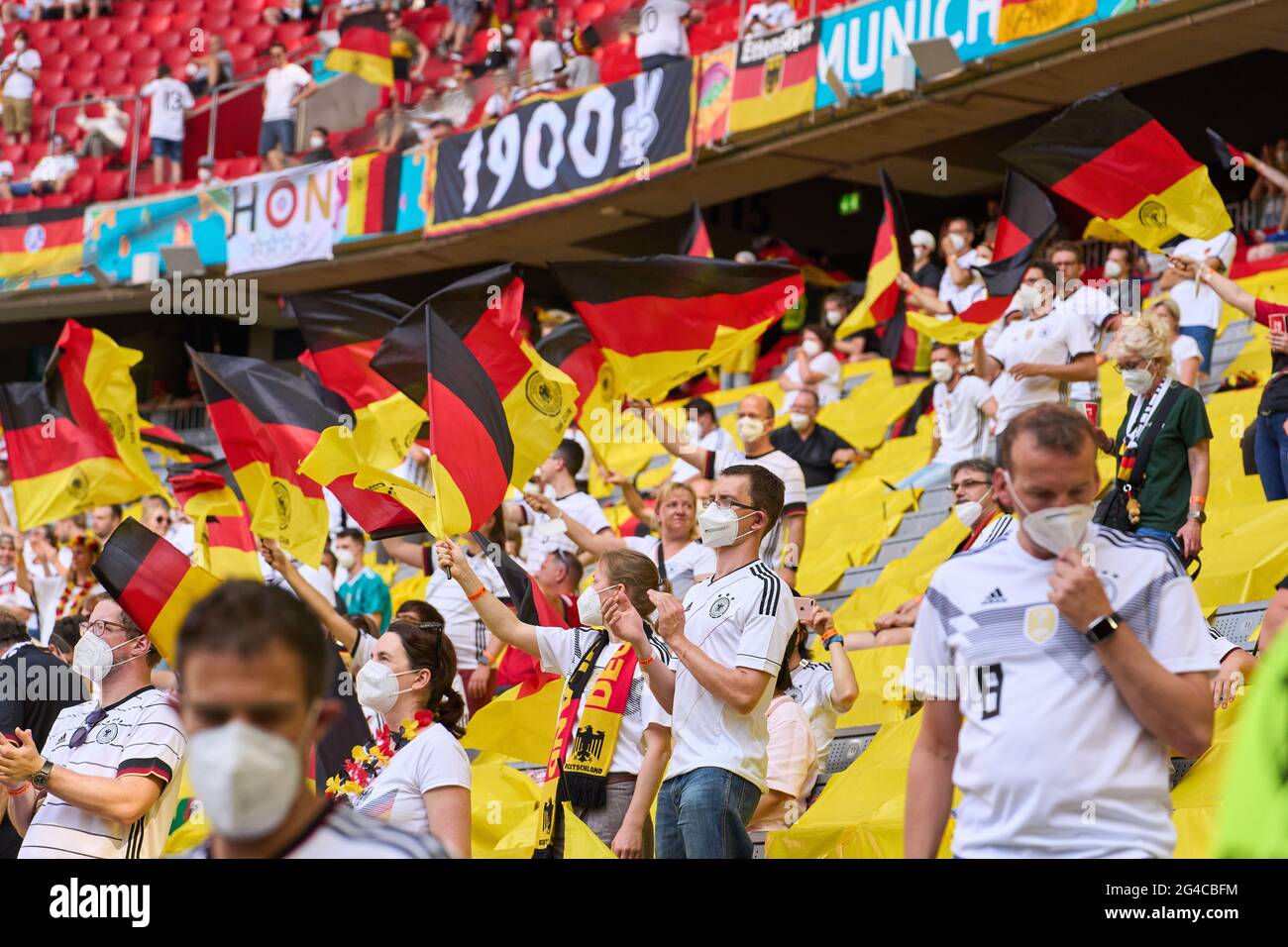 München, Deutschland. Juni 2021. Deutsche und portugiesische Fans in der Allianz Arena Tribüne im Gruppe-F-Spiel PORTUGAL, Deutschland. , . in der Saison 2020/2021 am 19. Juni 2021 in München, Deutschland. Quelle: Peter Schatz/Alamy Live News Stockfoto