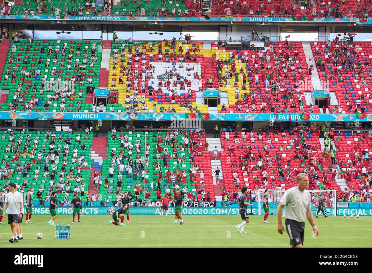 München, Deutschland. Juni 2021. Deutsche und portugiesische Fans in der Allianz Arena Tribüne im Gruppe-F-Spiel PORTUGAL, Deutschland. , . in der Saison 2020/2021 am 19. Juni 2021 in München, Deutschland. Quelle: Peter Schatz/Alamy Live News Stockfoto