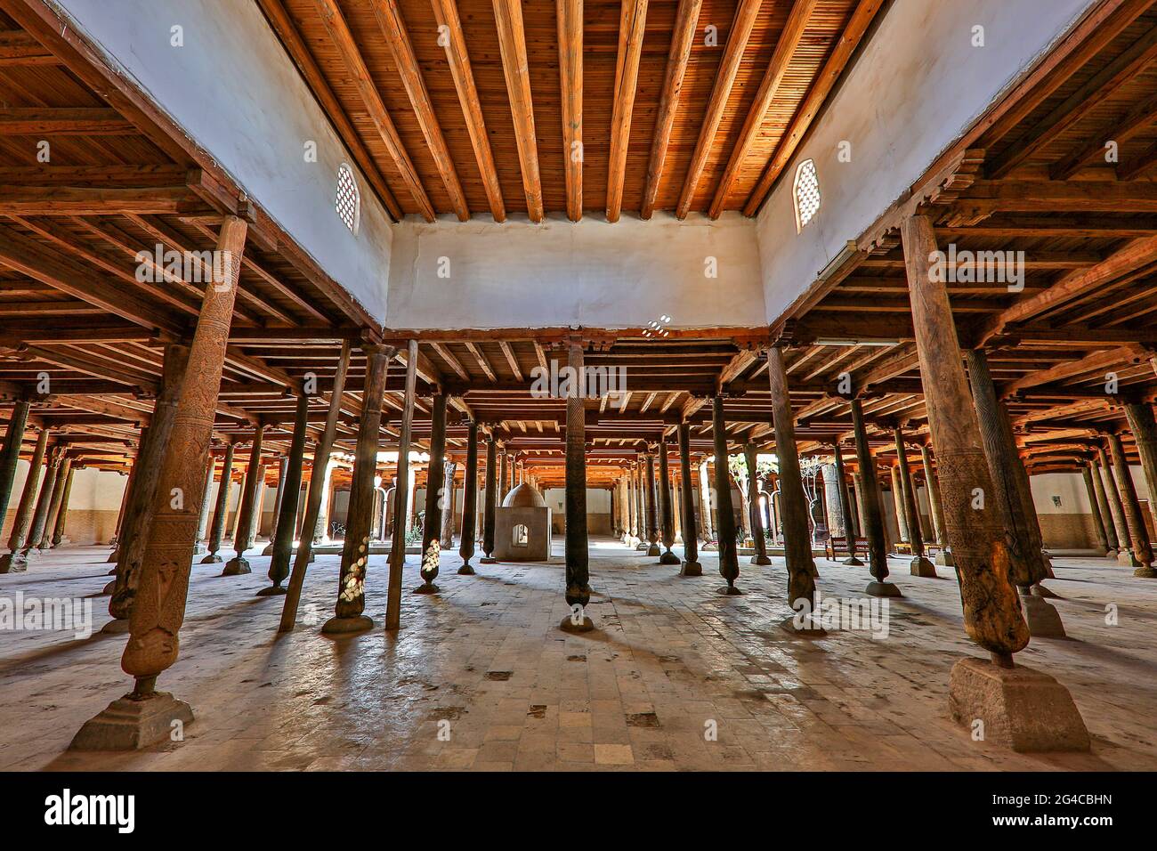 Das Innere der Juma Moschee und ihrer Holzsäulen in Chiwa, Usbekistan. Stockfoto