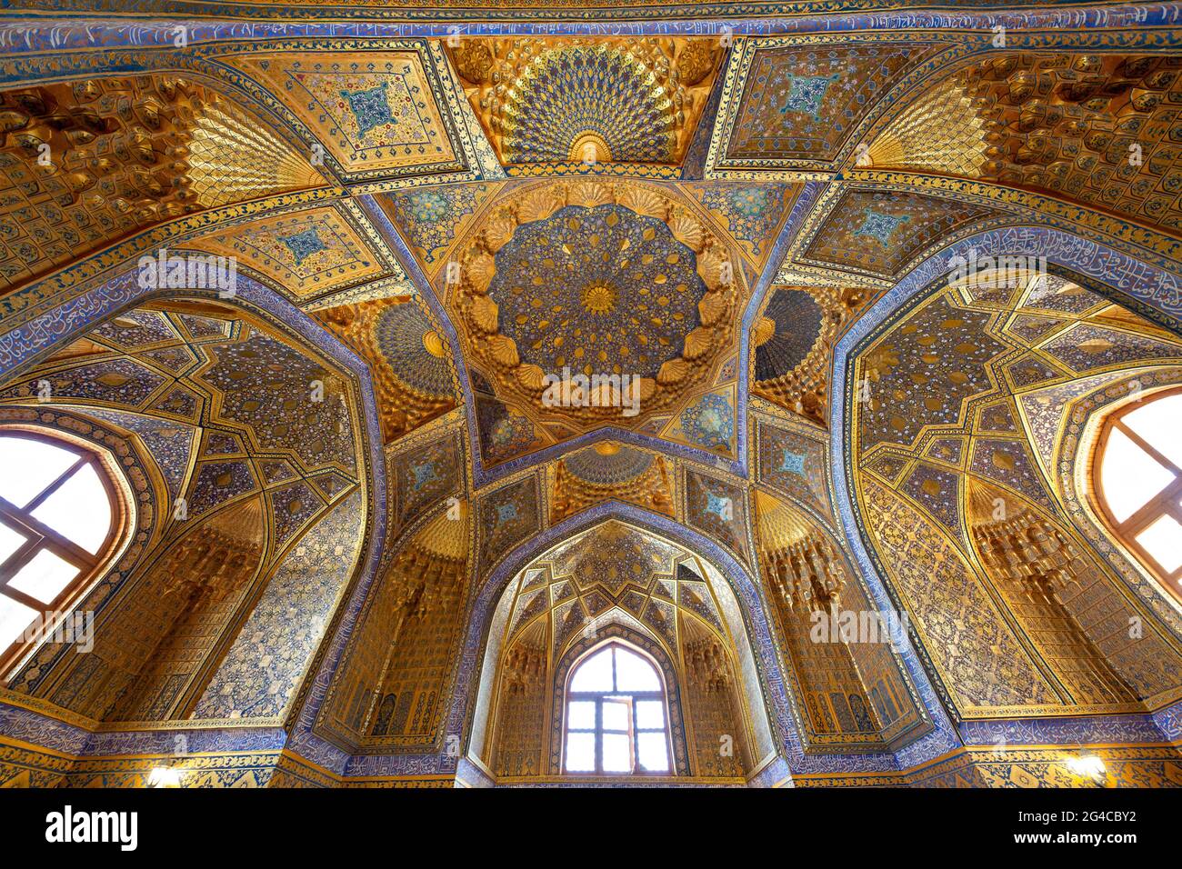 Decke und architektonische Merkmale des Aksaray-Mausoleums in Samarkand, Usbekistan Stockfoto