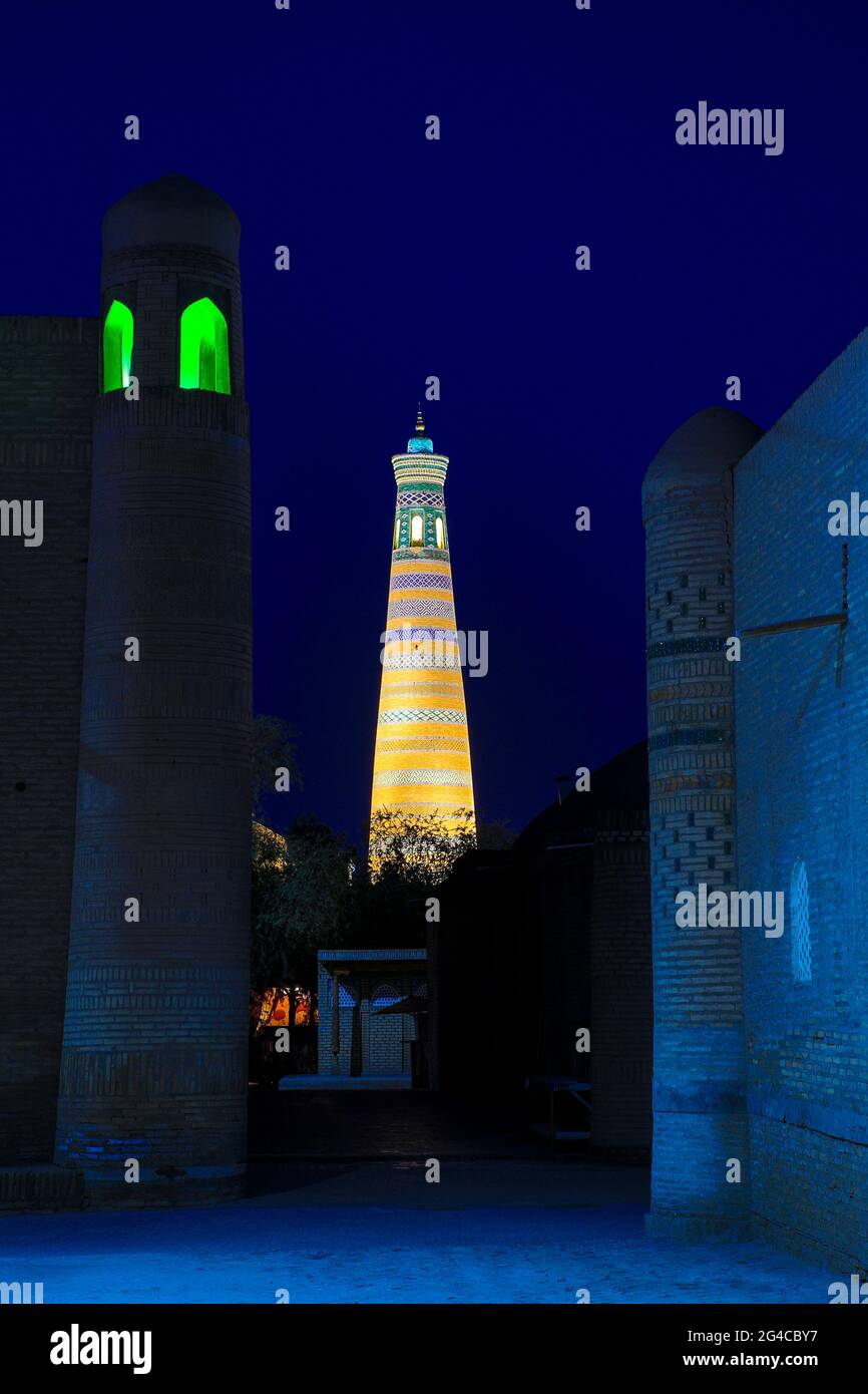 Altstadt Chiwa in der Morgendämmerung mit Islam Khoja Minarett, Usbekistan Stockfoto