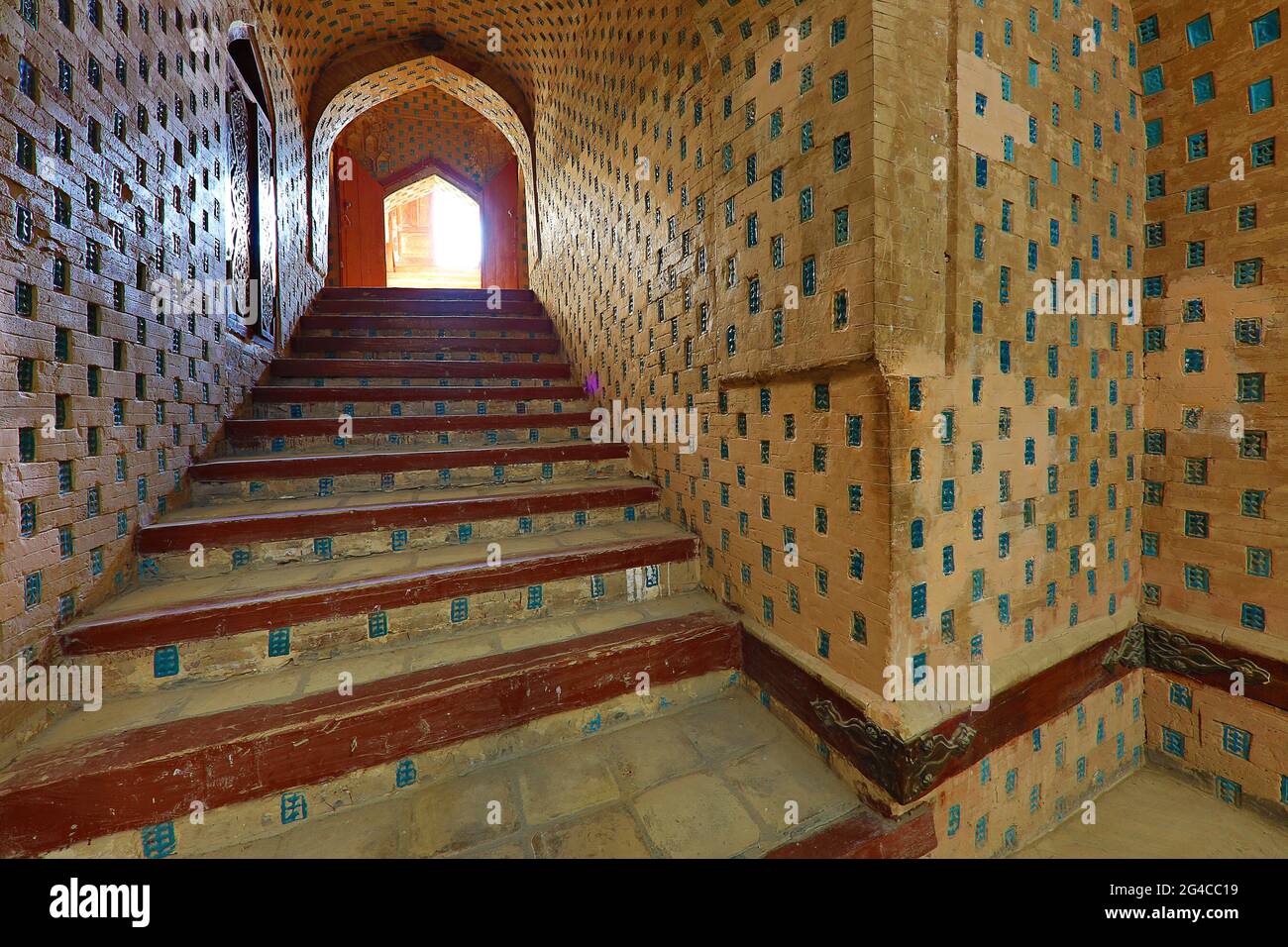 Geflieste Treppe des Mausoleums auf dem alten Friedhof von Mizdakhan in Nukus, Usbekistan Stockfoto