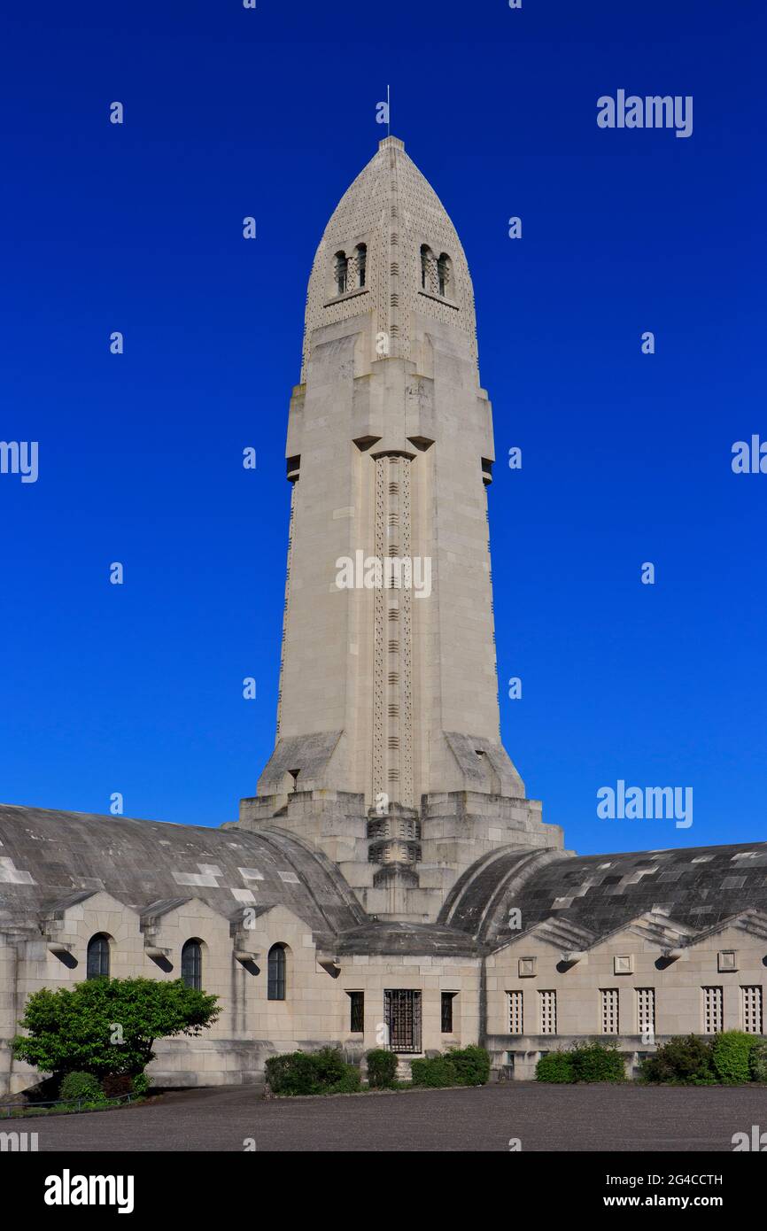 Glockenturm des Ersten Weltkriegs Douaumont-Kloster am schönen Frühlingstag in Douaumont-Vaux (Meuse), Frankreich Stockfoto