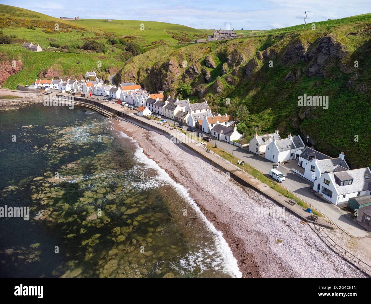 Luftaufnahme von der Drohne des Dorfes Pennan an der Küste von Moray Firth in Aberdeenshire, Schottland, Großbritannien Stockfoto