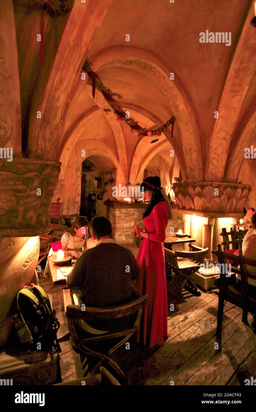 LETTLAND, RIGA, ROZENGRALS RESTAURANT IM HERZEN DER MITTELALTERLICHEN GEWÖLBE (ALTSTADT). DIE KELLNER SIND IN HISTORISCHE KOSTÜME GEKLEIDET Stockfoto
