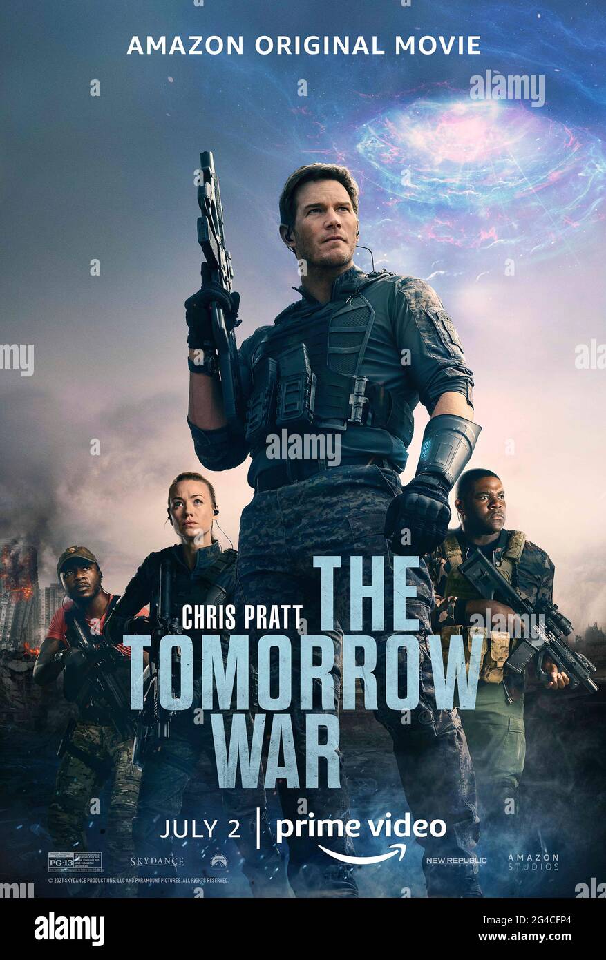 The Tomorrow war (2021) Regie: Chris McKay mit Chris Pratt, Yvonne Strahovski und J.K. Simmons. Zeitreisende aus der Zukunft kommen mit einer düsteren Warnung vor einer Alieninvasion und auf einer Mission, Kämpfer zu rekrutieren, um in der Zukunft für ihre Zukunft zu kämpfen. Stockfoto