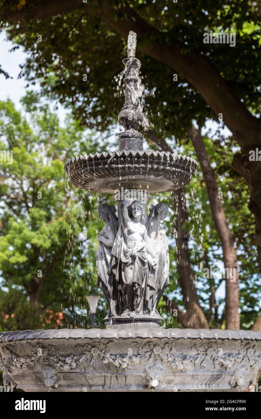 Brunnen im Garten der Lenck-Villa, erbaut 1890, Sopron, Ungarn Stockfoto