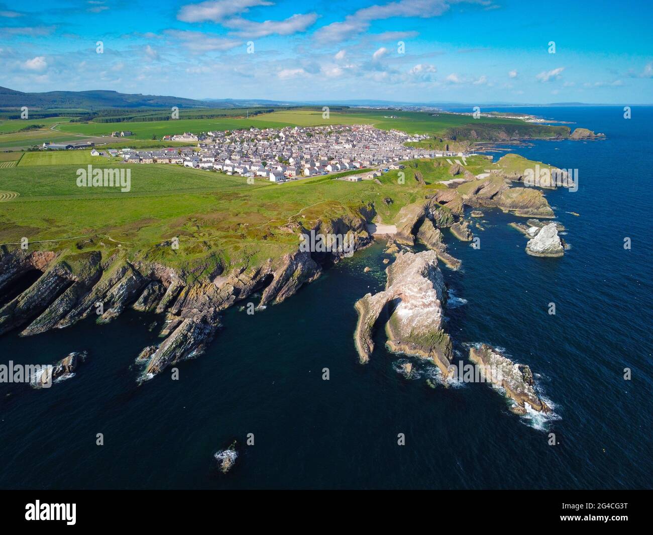 Luftaufnahme von der Drohne des Bow Fiddle Rock in Portknockie am Moray Firth in Moray, Schottland, Großbritannien Stockfoto