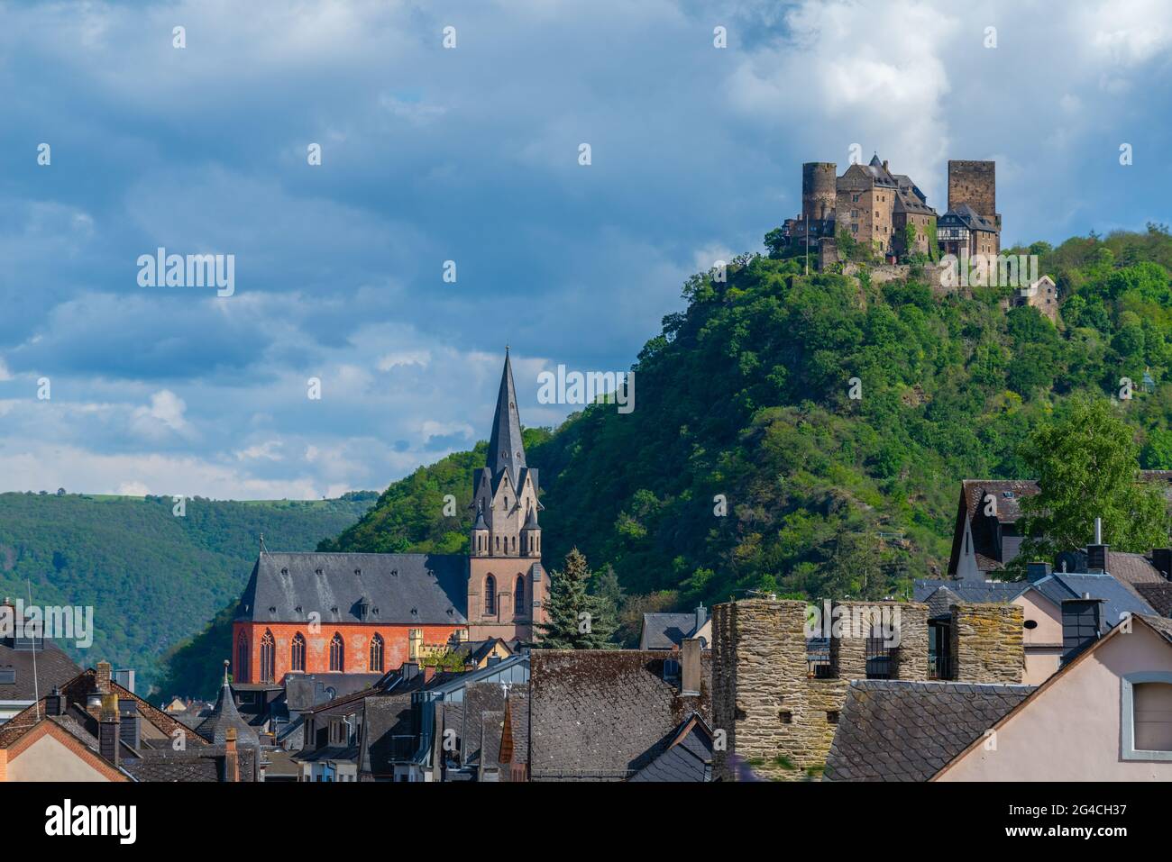 Schloss Schönberg über der gut erhaltenen mittelalterlichen Stadt Oberwesel, UpperMittelrheintal, UNESCO-Weltkulturerbe, Rheinland-Pfalz, Deutschland Stockfoto