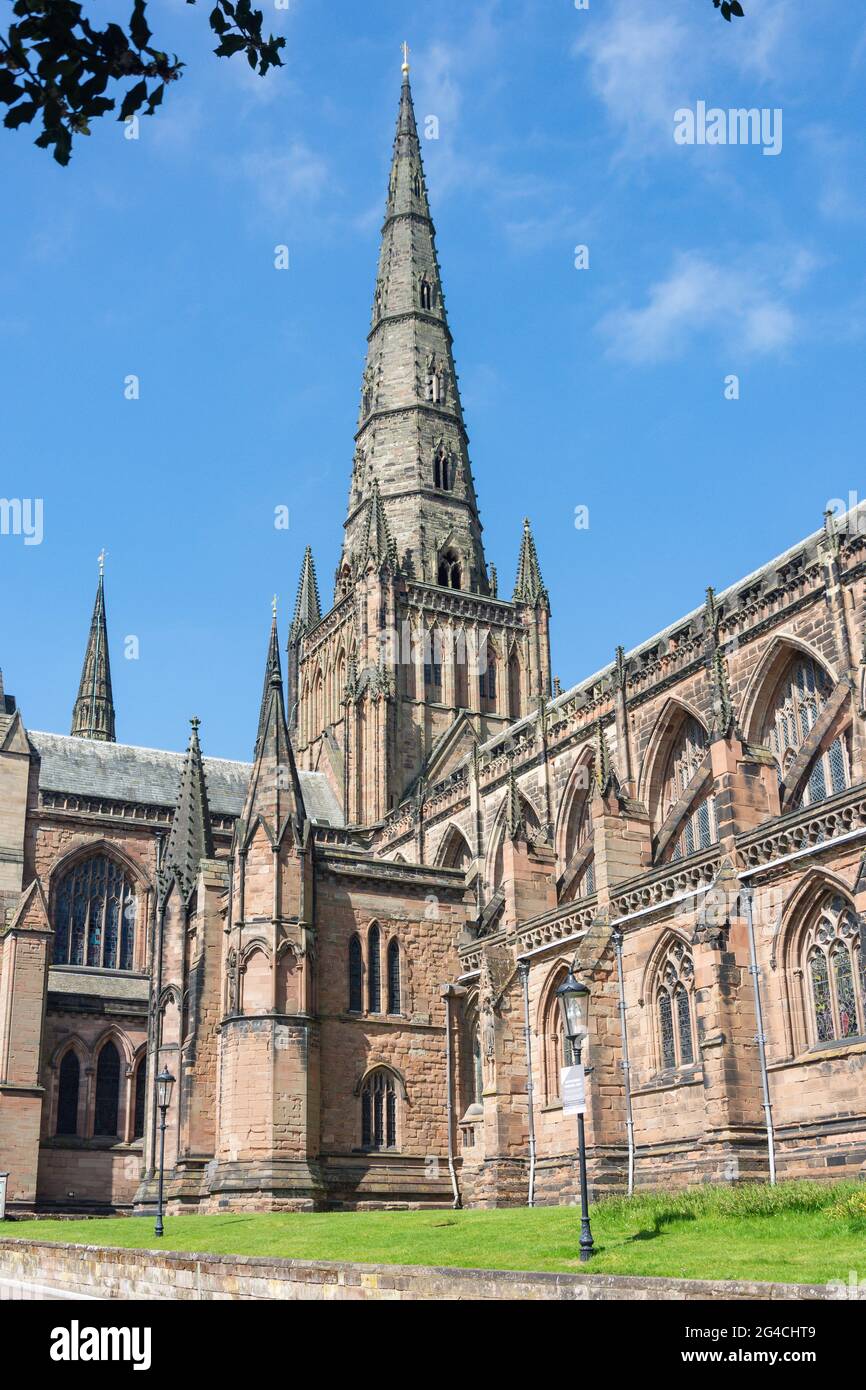 Südseite der Kathedrale von Lichfield aus dem 12. Jahrhundert, The Close, Lichfield, Staffordshire, England, Vereinigtes Königreich Stockfoto