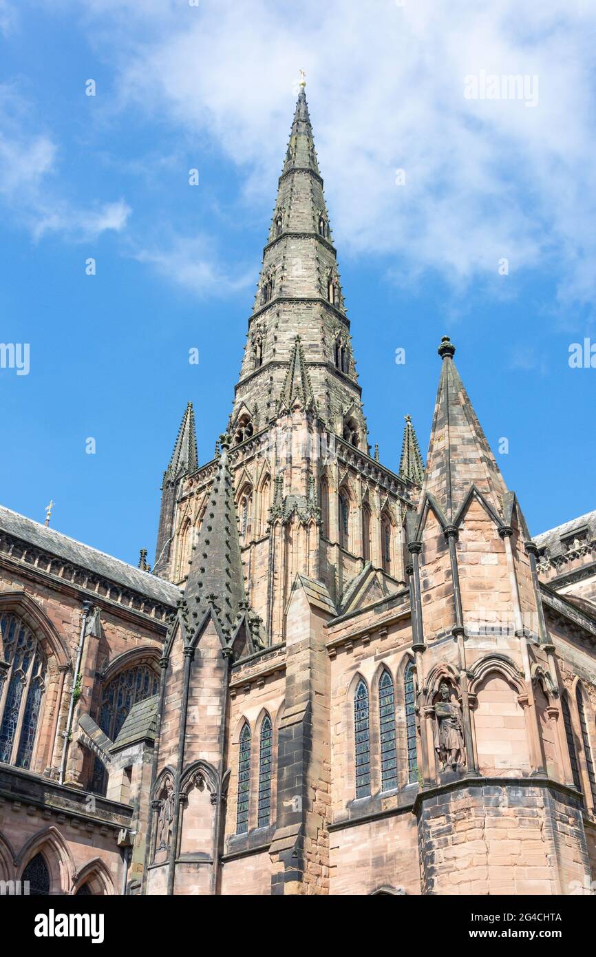 Südseite der Kathedrale von Lichfield aus dem 12. Jahrhundert, The Close, Lichfield, Staffordshire, England, Vereinigtes Königreich Stockfoto
