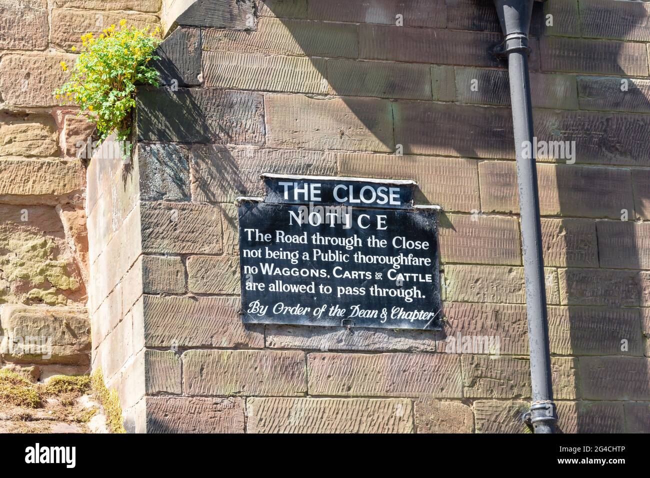 Ancient Wall Notice, The Close, Lichfield, Staffordshire, England, Vereinigtes Königreich Stockfoto