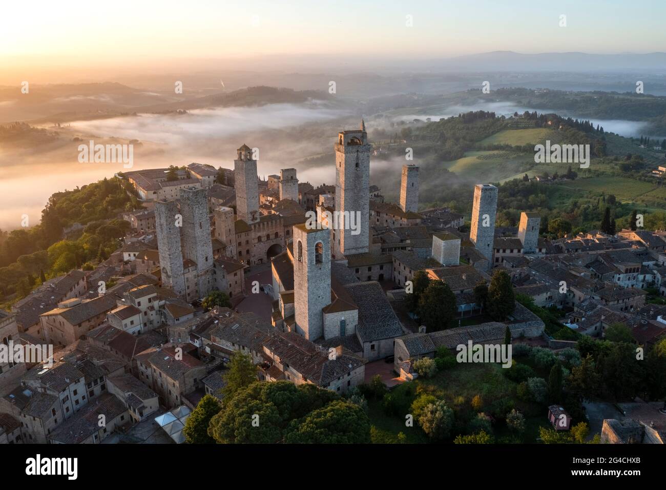 Luftaufnahme der Türme von San Gimignano bei Sonnenaufgang. Provinz Siena, Toskana, Italien, Europa. Stockfoto