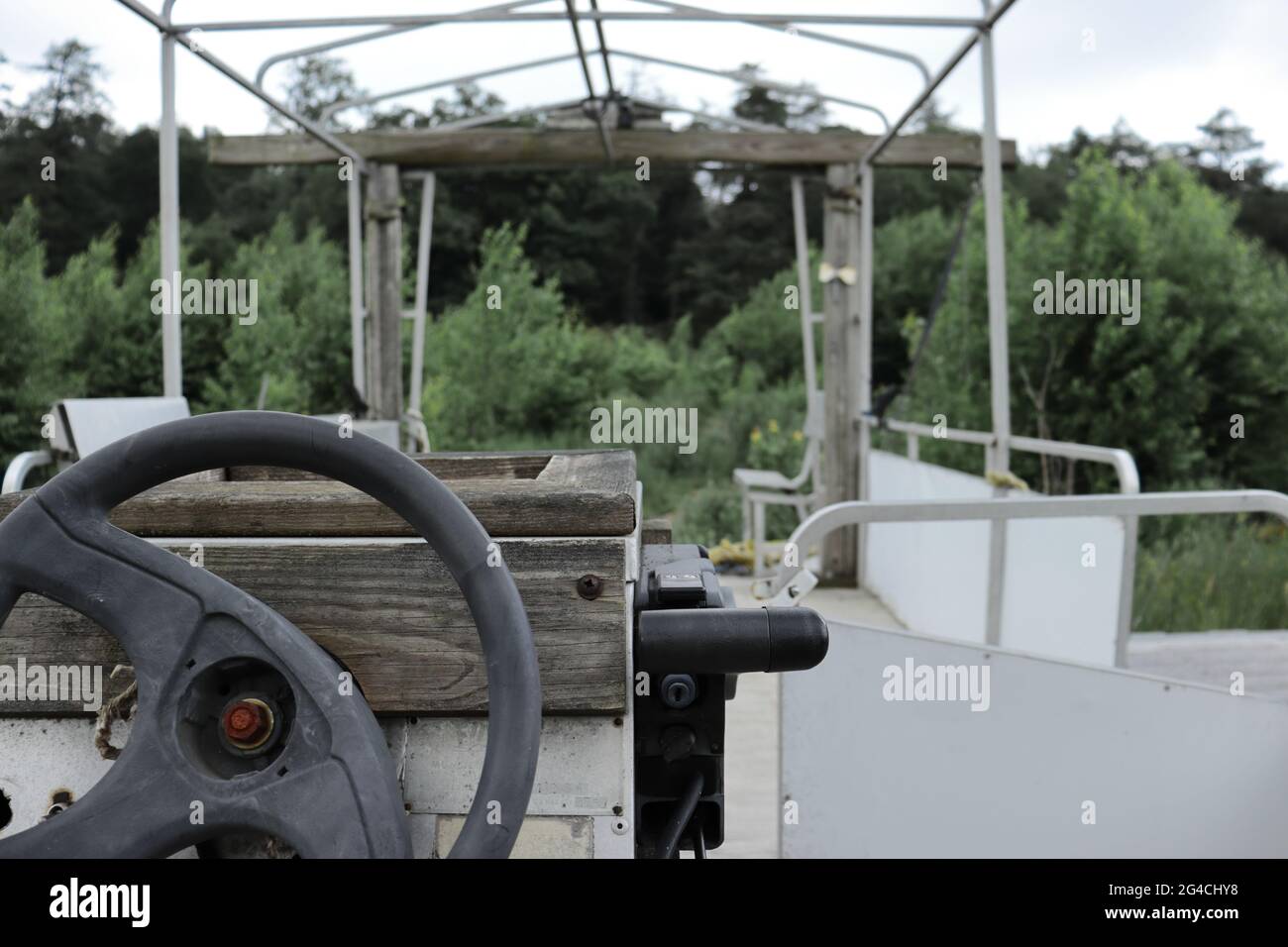 Verlassenes Ponton-Boot, das von dem Ort aus schaute, an dem der Kapitän einst stand. Stockfoto