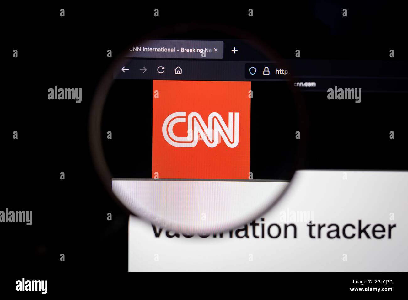 CNN-Firmenlogo auf einer Website, die durch eine Lupe auf einem Computerbildschirm angezeigt wird. Stockfoto