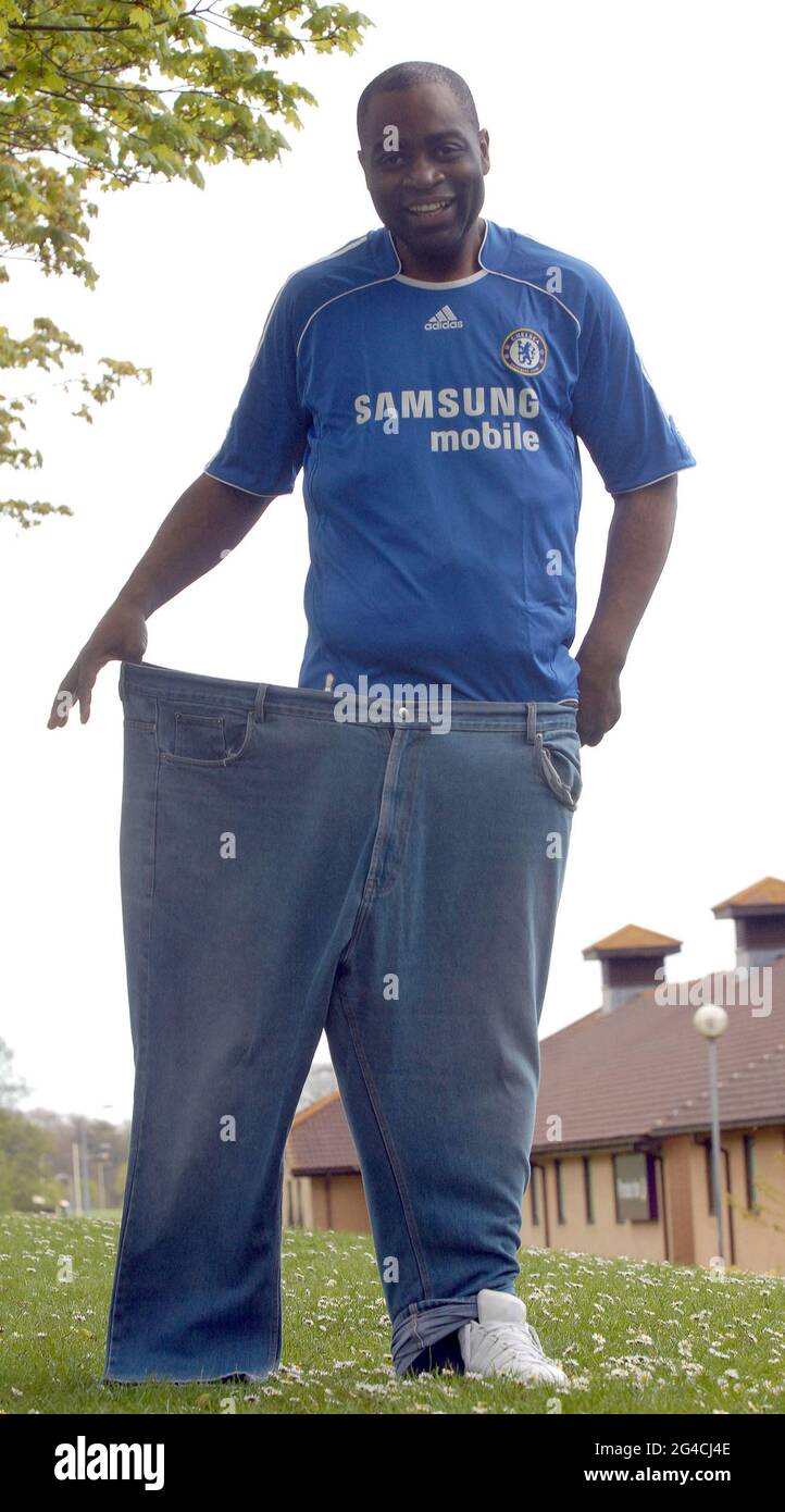 LEROY WILSON AUS BASINGSTOKE, DER IN SIEBEN MONATEN 17 STEINE VERLOR, UM SEIN GELIEBTES CHELSEA SHIRT ZU TRAGEN. PIC MIKE WALKER, 2008 Stockfoto