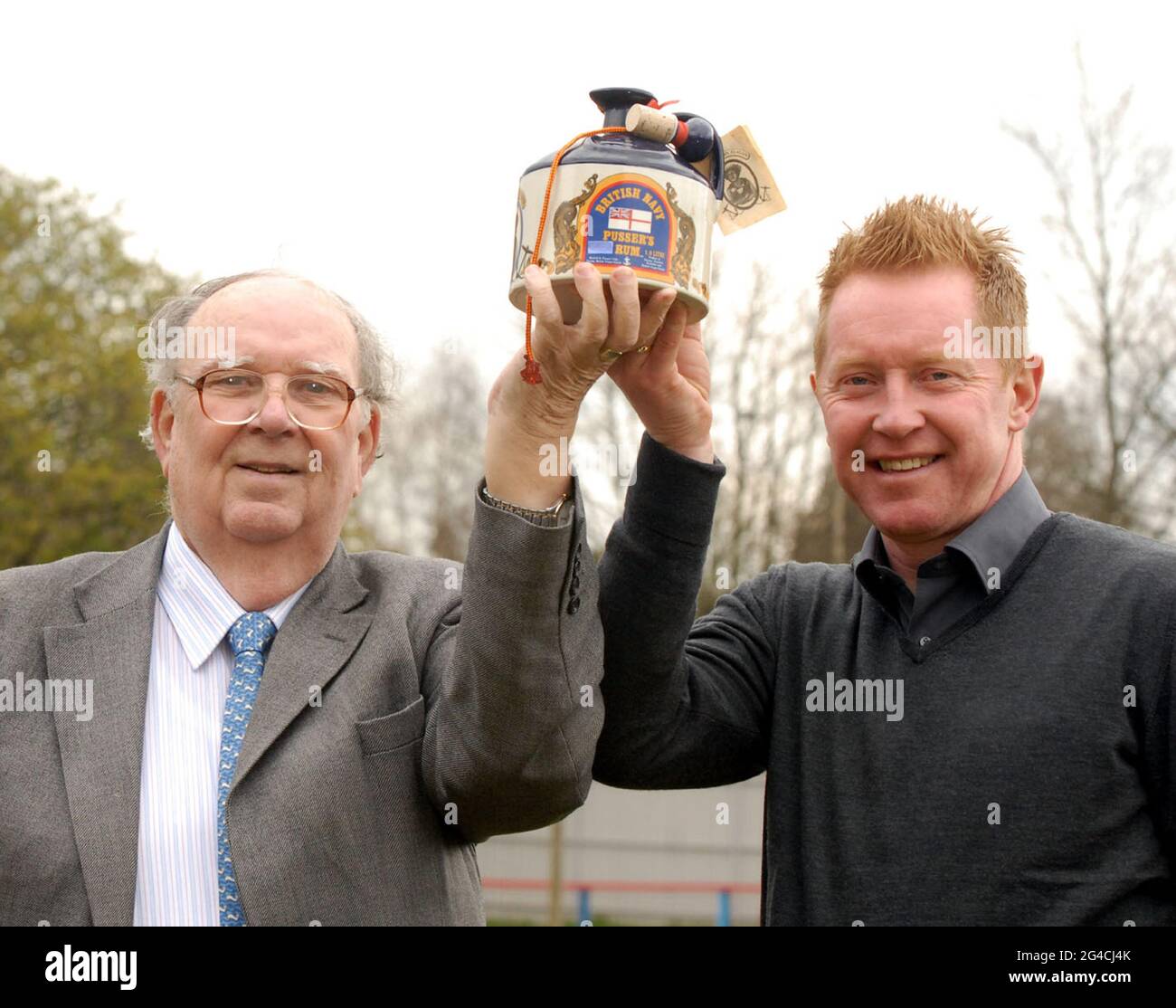 JOHN MCGINTY, CHAIRMAN VON ALDERSHOT, UND GARY WADDOCK, MANAGER, BEREITEN SICH DARAUF VOR, DIE FLASCHE RUM ZU ÖFFNEN, DIE DEM CHAIRMAN GEGEBEN WURDE, ALS ALDERSHOT 1992 AUS DER LIGA AUSSCHEIDE PIC MIKE WALKER, 2008 Stockfoto