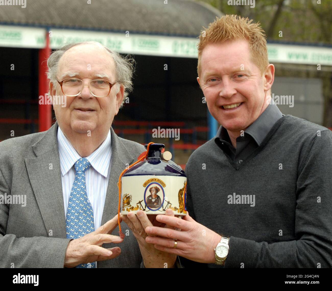 JOHN MCGINTY, CHAIRMAN VON ALDERSHOT, UND GARY WADDOCK, MANAGER, BEREITEN SICH DARAUF VOR, DIE FLASCHE RUM ZU ÖFFNEN, DIE DEM CHAIRMAN GEGEBEN WURDE, ALS ALDERSHOT 1992 AUS DER LIGA AUSSCHEIDE PIC MIKE WALKER, 2008 Stockfoto