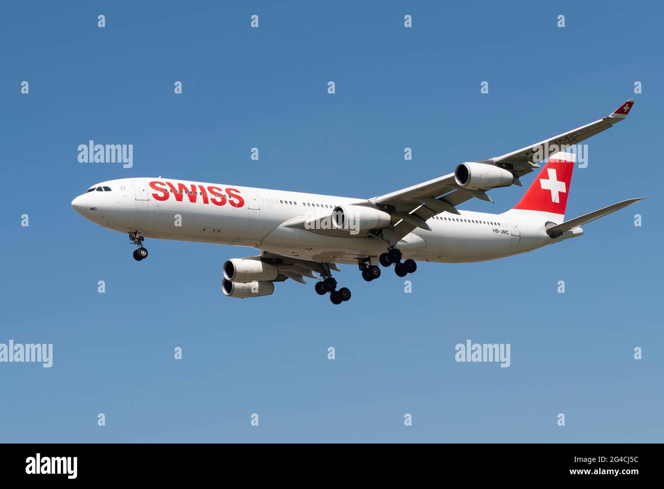 Das Schweizer Airbus A340-Düsenflugzeug HB-JMC kommt im Finale an und landet am Flughafen London Heathrow, Großbritannien. Swiss International Air Lines Großkörperflugzeug Stockfoto