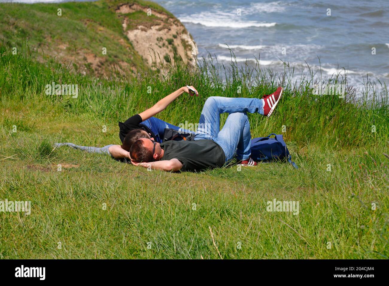 Liebhaber, die ein Selfie auf den Klippen von Flamborough Head in East Yorkshire, Großbritannien, machen Stockfoto