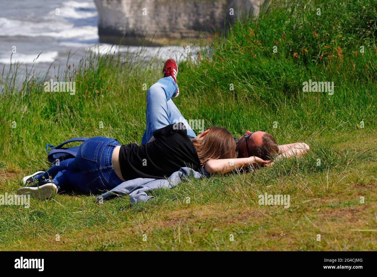 Liebhaber kuscheln auf den Klippen von Flamborough Head in East Yorkshire, Großbritannien Stockfoto