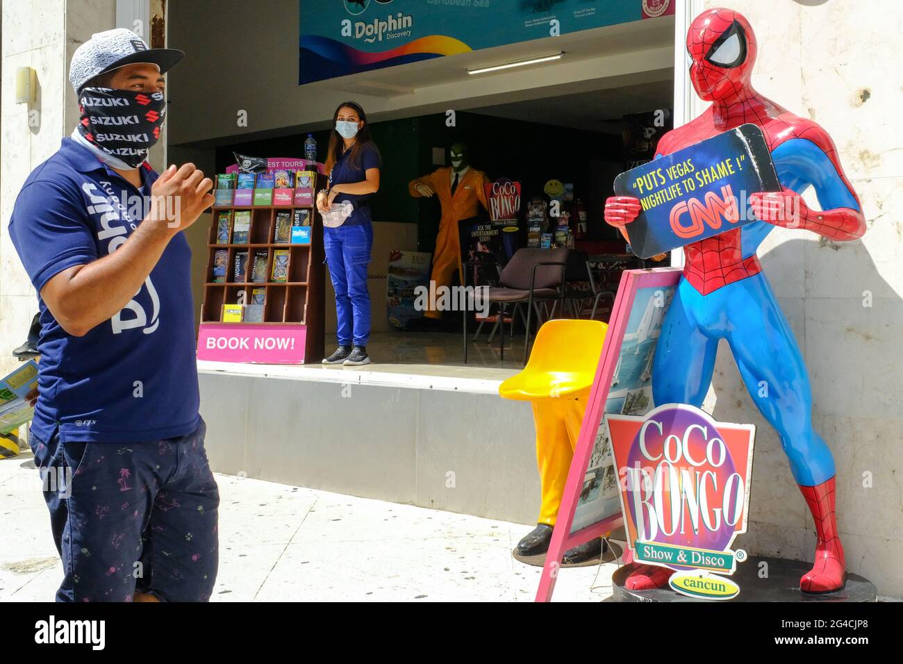 Touristenshop Cancun, Mexiko mit dem Verkäufer, der wegen der anhaltenden Covid-19-Pandemie eine Gesichtsmaske trug Stockfoto