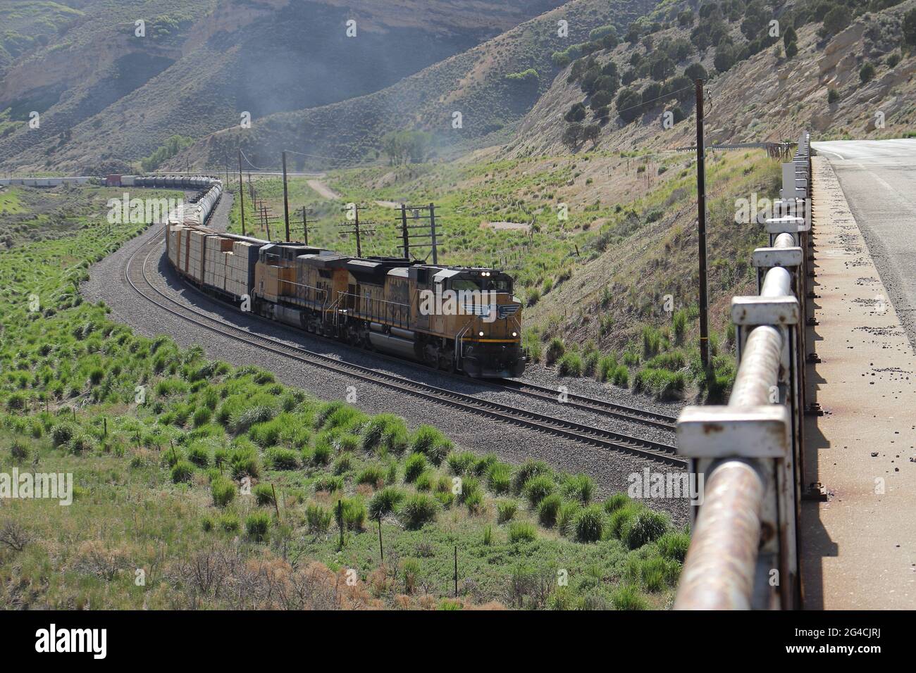 Union Pacific Lokomotive kommt um eine Kurve in Richtung einer Brücke. Stockfoto