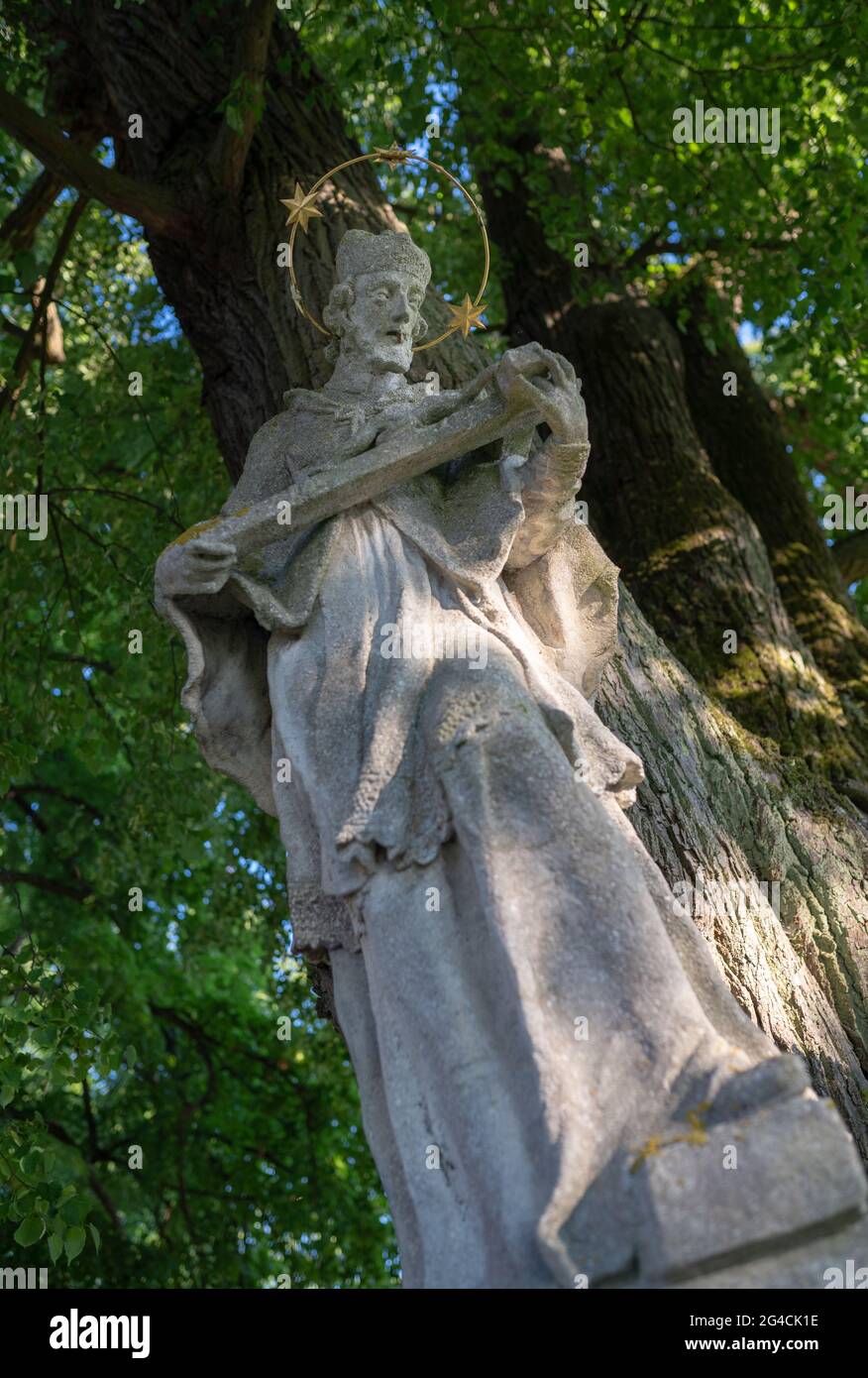 Statue des heiligen Johannes Nepomuk unter einem Baum im Dorf Lodhéřov, Tschechien. Konzentrieren Sie sich auf das Gesicht des heiligen. Stockfoto