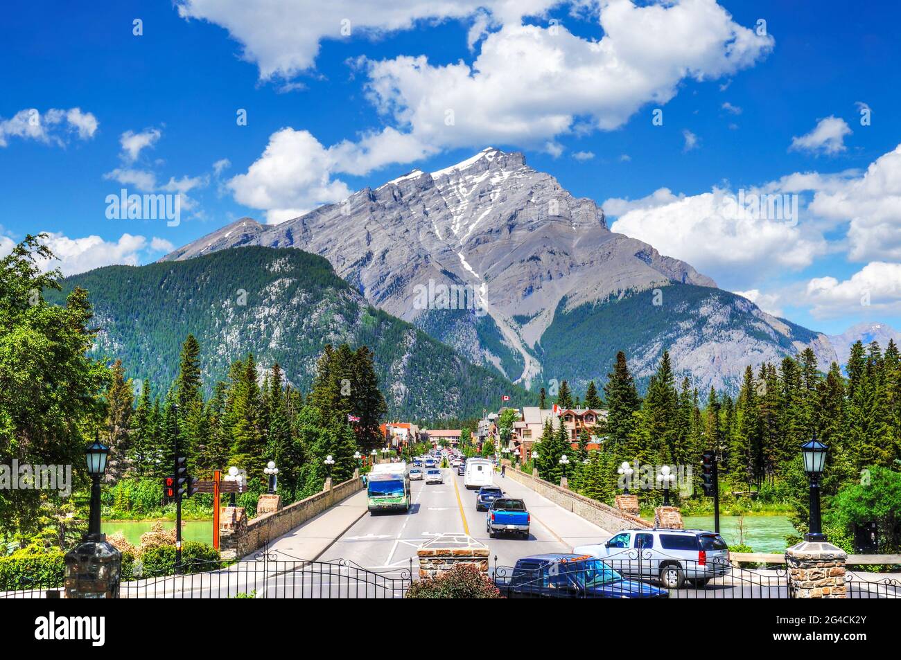 Geschäftige Banff Avenue im Banff National Park mit Cascade Mountain im Hintergrund. Die Stadt ist ein großes kanadisches Touristenziel, das dafür bekannt ist Stockfoto