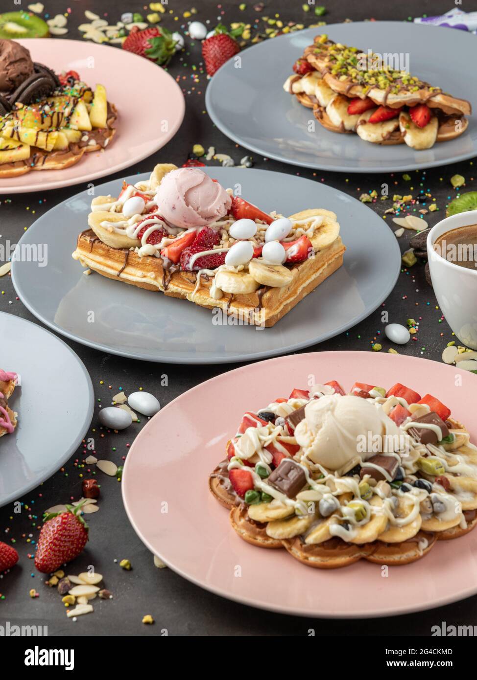 Drei verschiedene Waffeln in Quadrat-, Herz- und Blasenform. Stockfoto