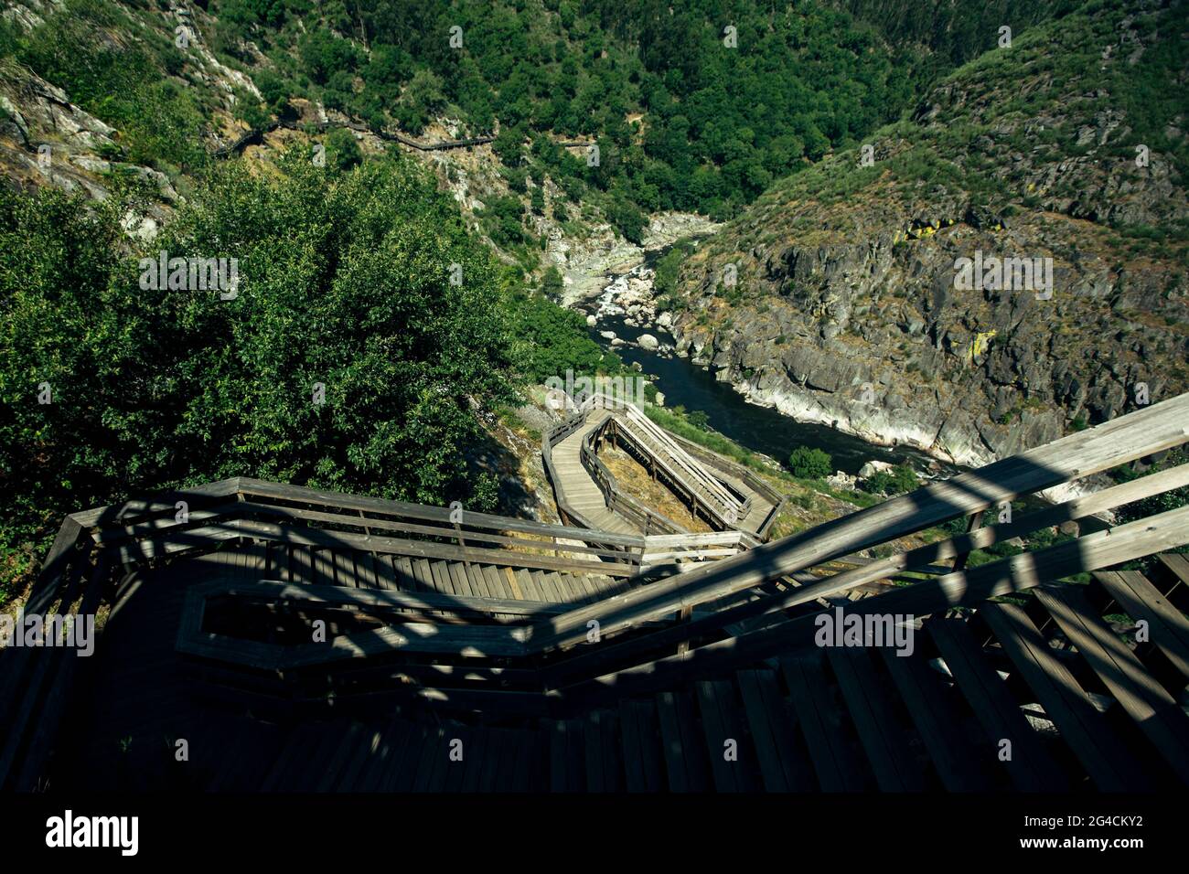 Blick auf die Paiva-Gehwege entlang des Flusses Paiva, Portugal. Stockfoto