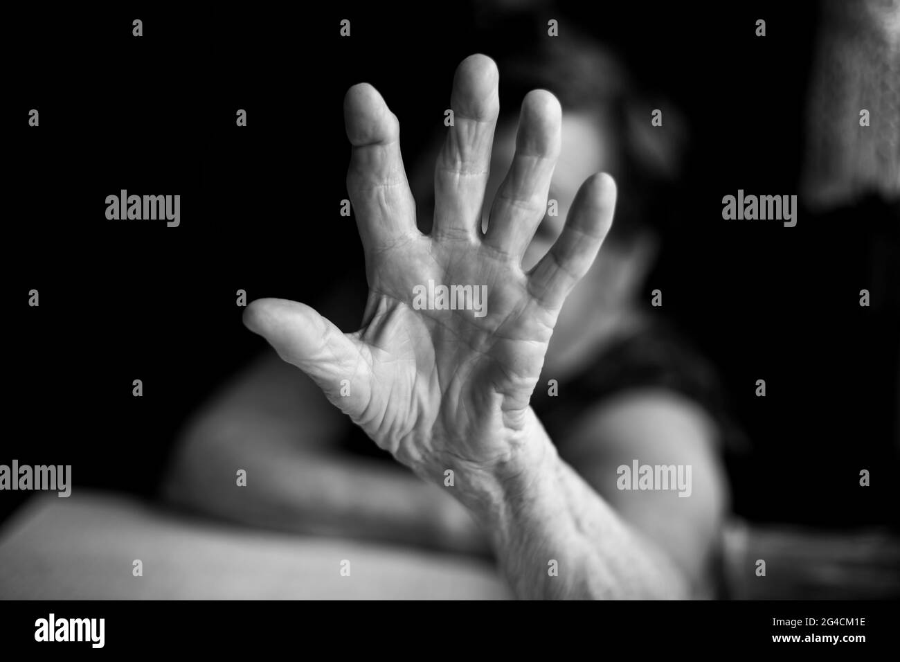 Handfläche einer alten Frau. Schwarzweiß-Foto. Stockfoto
