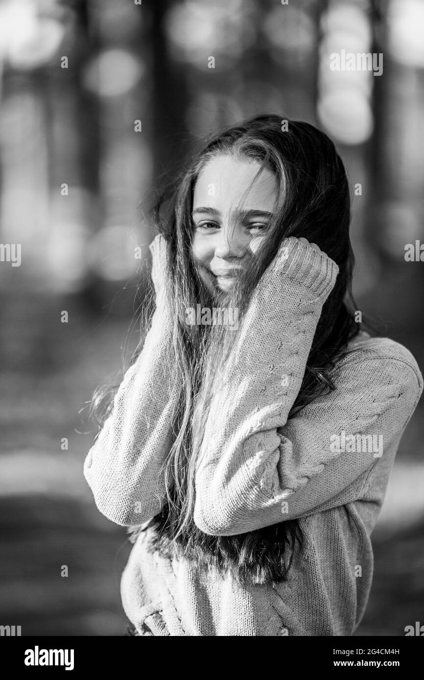 Porträt eines Teenagers im Park. Schwarzweiß-Foto. Stockfoto