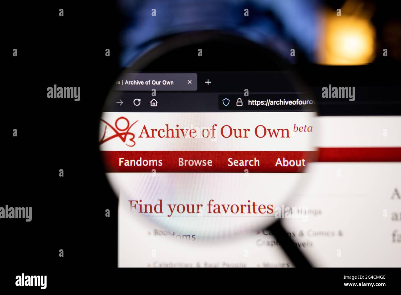 Archiv unseres eigenen Logos auf einer Website, gesehen auf einem Computerbildschirm durch eine Lupe. Stockfoto