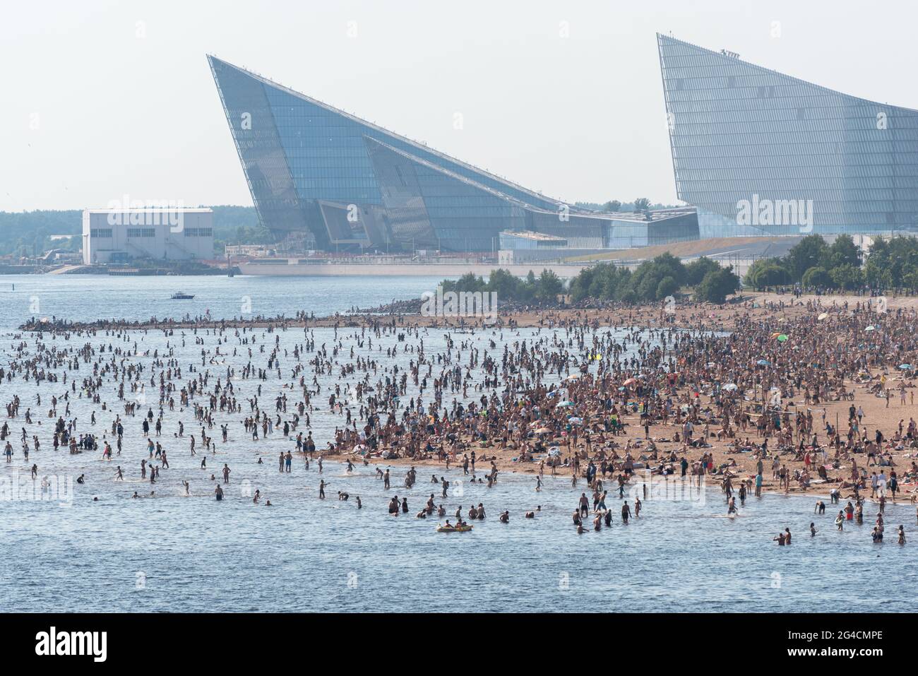 Sankt Petersburg, Russland - 20. Juni 2021: Tausende von Menschen sonnen und schwimmen am Strand des Parks des 300. Jahrestages von Sankt Petersburg. Stockfoto