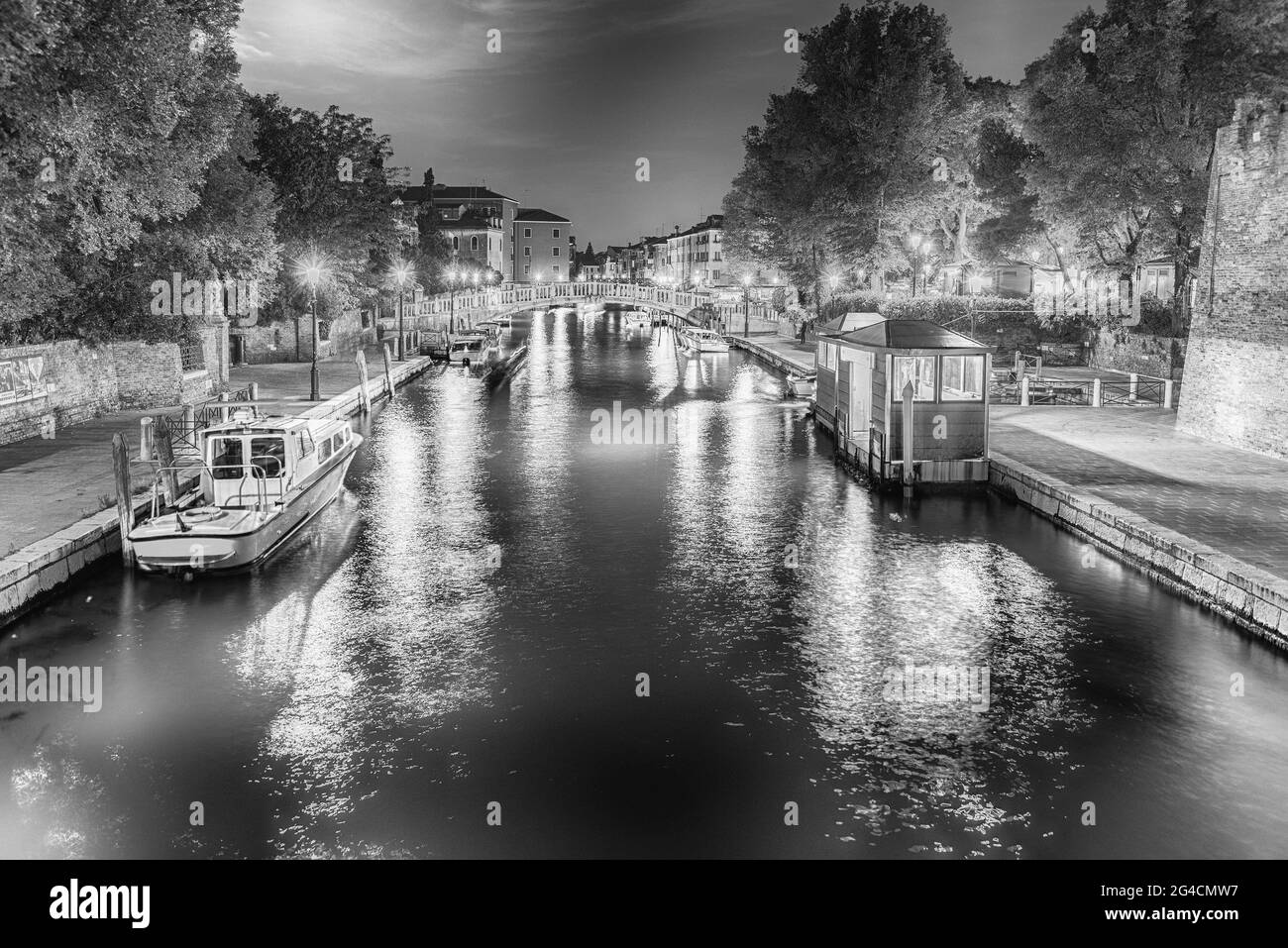Mit Blick auf die malerischen Canal Novo Rio bei Nacht, im Santa Croce Viertel von Venedig, Italien Stockfoto