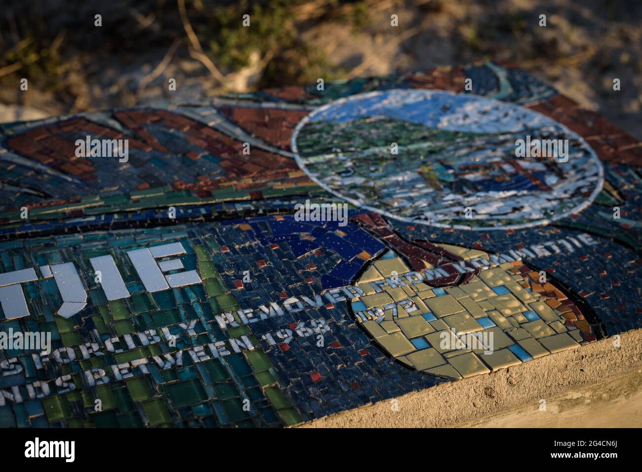 Ein Mosaik markiert die erzwungene Entfernung schwarzer und 'farbiger' Menschen aus Kommetjie zwischen 1968 und 1972, während der Apartheid-Herrschaft Südafrikas Stockfoto