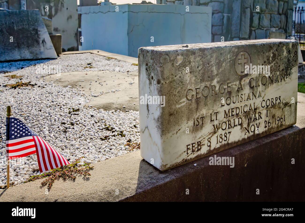 Eine amerikanische Flagge schmückt das Grab eines Soldaten aus dem Ersten Weltkrieg auf dem St. Patrick Friedhof Nr. 2, 14. November 2015, in New Orleans, Louisiana. Stockfoto