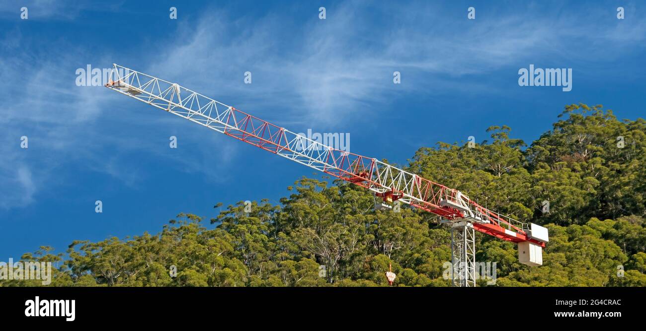 3.Mai 2021. Turmkran Nahaufnahme mit blauem Himmel und weißem Cirrus Wolke Hintergrund. Aktualisierung des Baufortschritts Fotos auf 56-58 Beane St. Gosford. Stockfoto