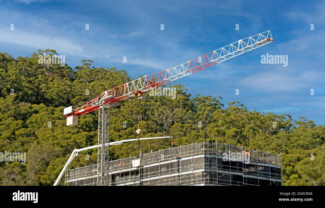 3.Mai 2021. Betonboom-Pumpe, die mit einem Turmkran und einem wolkigen blauen Himmel auf der 56-58 Beane St. Gosford Material zur neuen Baustelle liefert. A Stockfoto