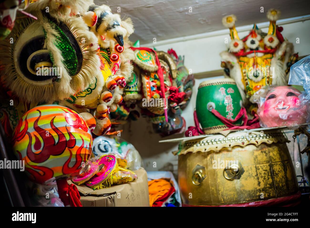 Die Köpfe der Löwen und Drachen Tanz Kostüme, Trommeln und andere Gegenstände, die für Aufführungen auf Festivals wie chinesisches Neujahr, Sai Kung, New Territor verwendet werden Stockfoto