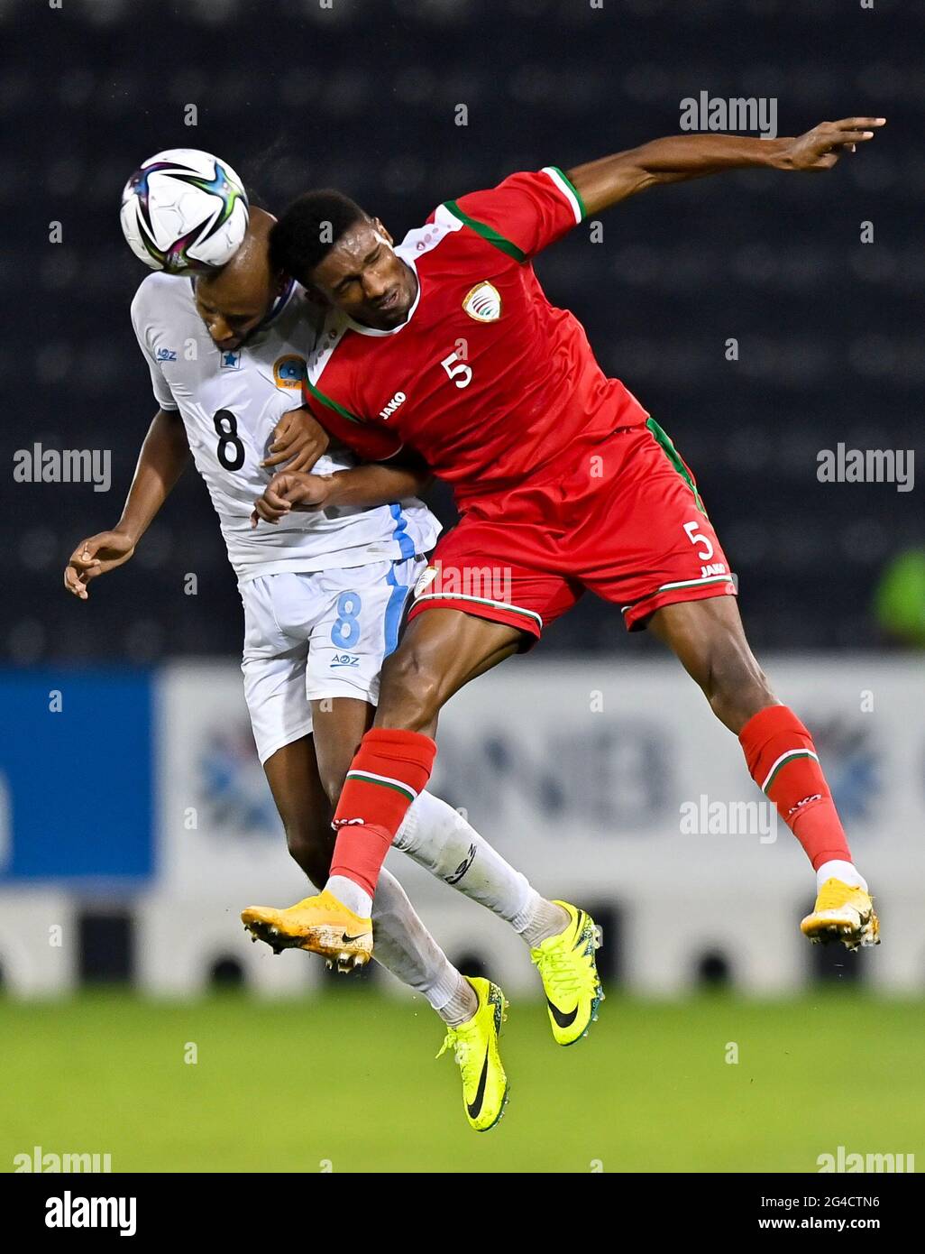 Doha, Katar. Juni 2021. Amjad Al-Harthi (R) aus Oman steht mit Abdulsamed Abdullahi aus Somalia während der FIFA Arab Cup Qatar 2021 Qualifying round Football match zwischen Oman und Somalia in Doha, Katar, 20. Juni 2021. Kredit: Nikku/Xinhua/Alamy Live Nachrichten Stockfoto