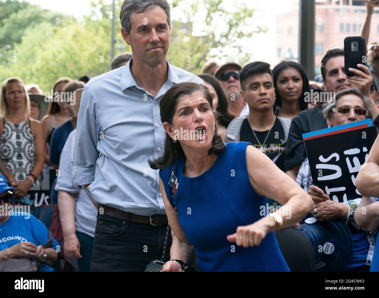 Austin, Texas, USA. Juni 2021. Fast eintausend texanische Demokraten, darunter BETO O'ROUKE (l) und LUCI BAINES JOHNSON, versammelten sich vor dem State Capitol, um die im Kongress festgefahrenen Wahlrechtsentwürfe zu unterstützen und die republikanischen Bemühungen zu vereiteln, die Wählerregistrierung und den Zugang zu den Umfragen zu vereiteln. Johnsons Vater, Lyndon Baines Johnson, unterzeichnete 1965 den Stimmrechtsakt. Kredit: Bob Daemmrich/Alamy Live Nachrichten Stockfoto