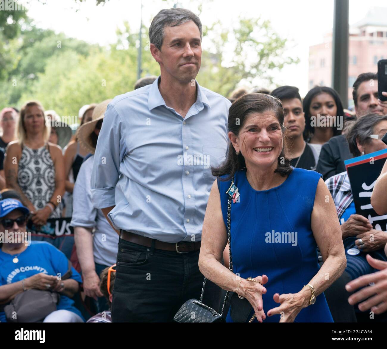 Austin, Texas, USA. Juni 2021. Fast eintausend texanische Demokraten, darunter BETO O'ROUKE (l) und LUCI BAINES JOHNSON, versammelten sich vor dem State Capitol, um die im Kongress festgefahrenen Wahlrechtsentwürfe zu unterstützen und die republikanischen Bemühungen zu vereiteln, die Wählerregistrierung und den Zugang zu den Umfragen zu vereiteln. Johnsons Vater, Lyndon Baines Johnson, unterzeichnete 1965 den Stimmrechtsakt. Kredit: Bob Daemmrich/Alamy Live Nachrichten Stockfoto